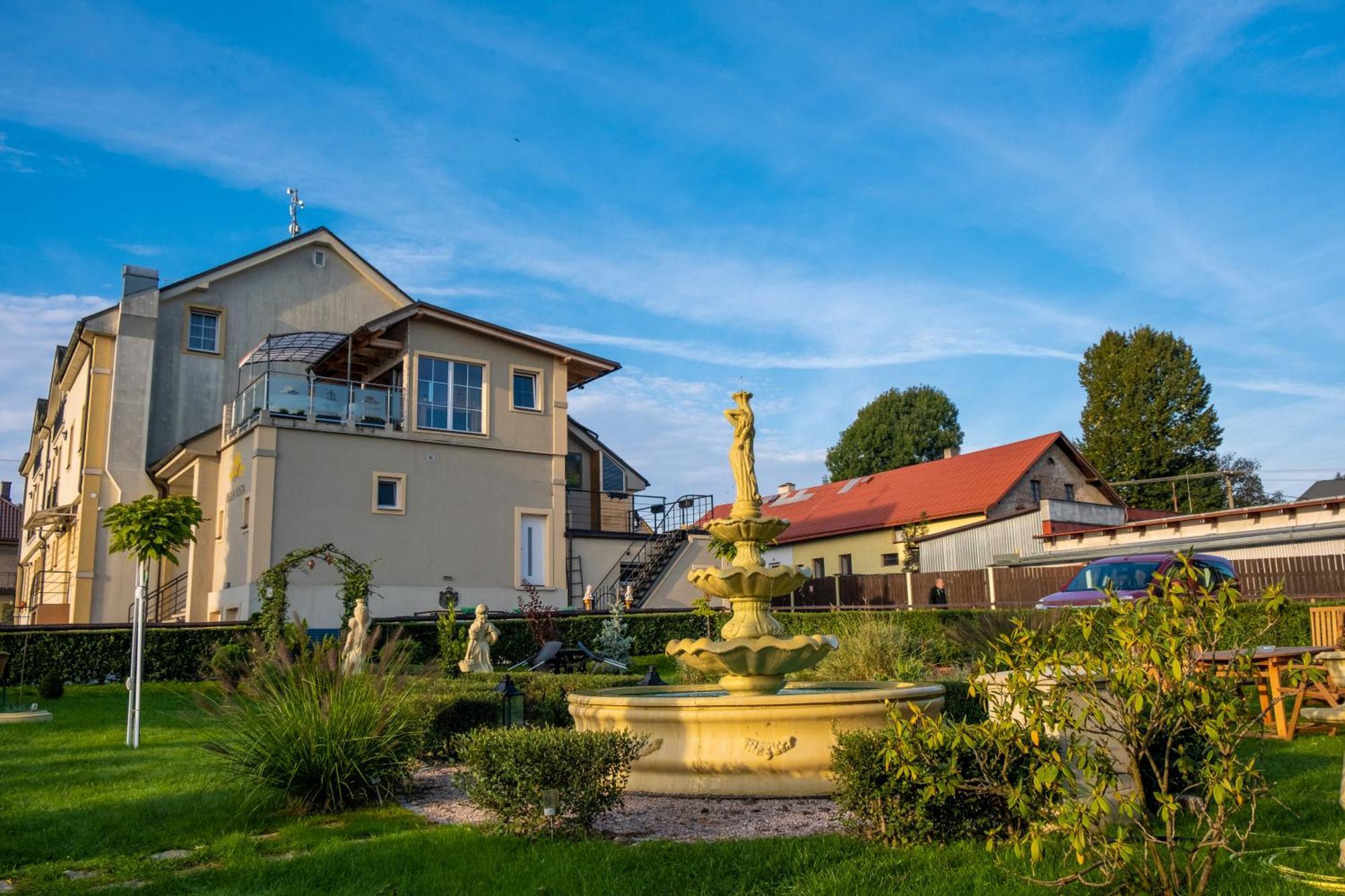 Hotel Tommy Wellness & Spa Наход Экстерьер фото